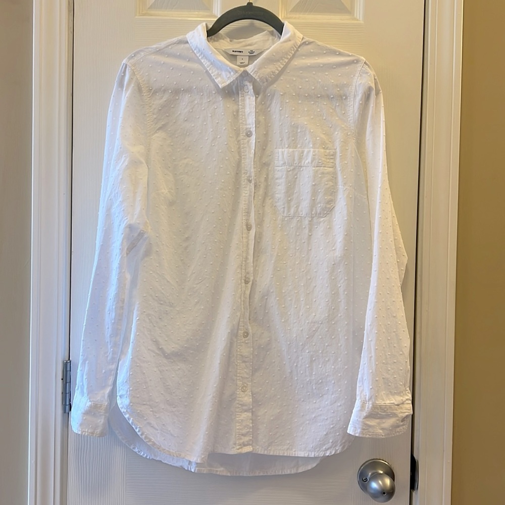 White 100% Cotton dotted Button down Old Navy Shirt Like new.